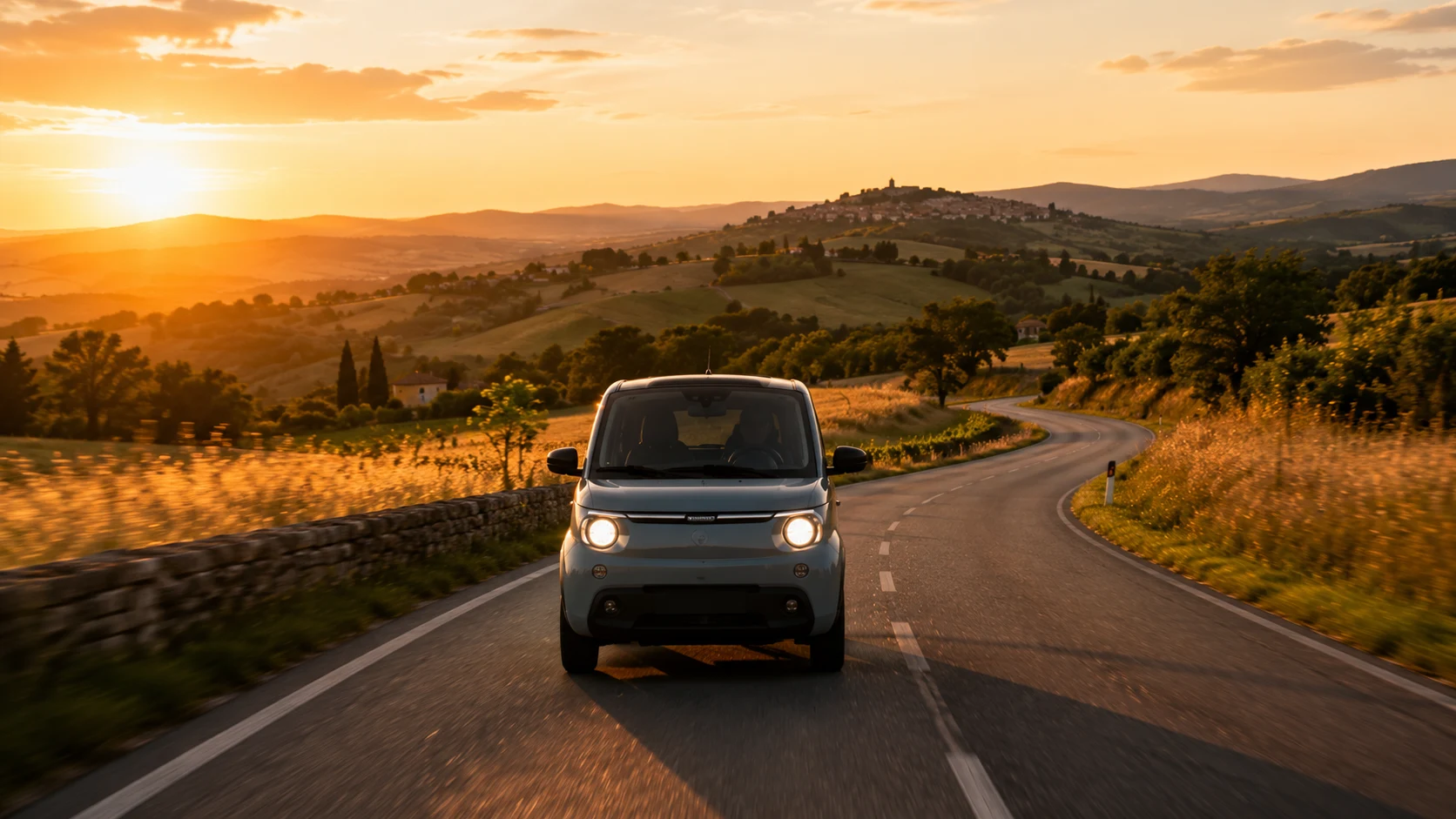 Voiture sans permis sur une route de campagne au coucher de soleil